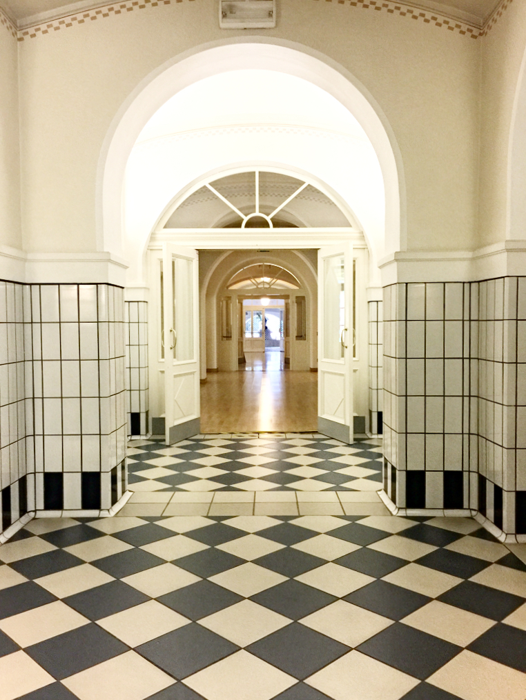 La zona termale realizzata con piastrelle bianche e blu, il lungo corridoio conduce nelle diverse stanze dove si effettuano le cure termali all'interno dell'hotel