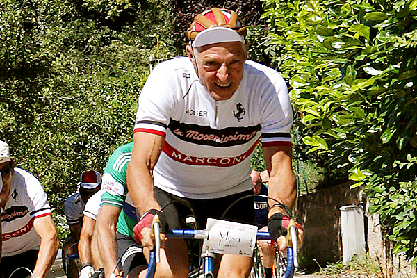 Francesco Moser, mentre pedala sulla sua bici storica, in occasione della Moserissima e sorride pur nella fatica