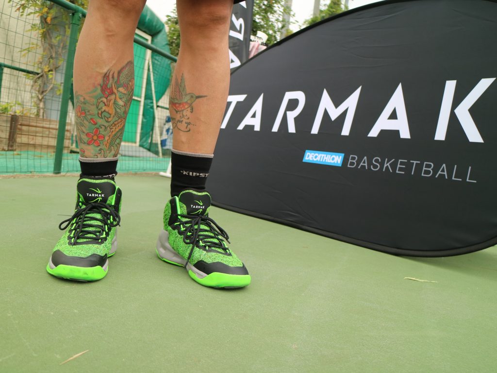 Variante di colore delle nuove scarpe Tarmak, da basket