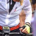 Daniela Schicchi indossa dei capi rh+ mentre si prepara a salire in sella alla sua ebike messa a disposizione da Bosch per il tour del Sellaronda 2017