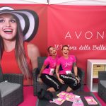 Daniela Schicchi e Melissa Zino sedute sul divanetto allo stand Avon ridono e si divertono