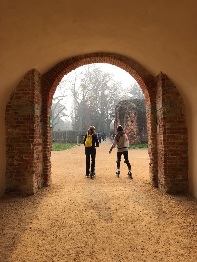 Chiacchiere a rotelle, tra roller e monopattino!