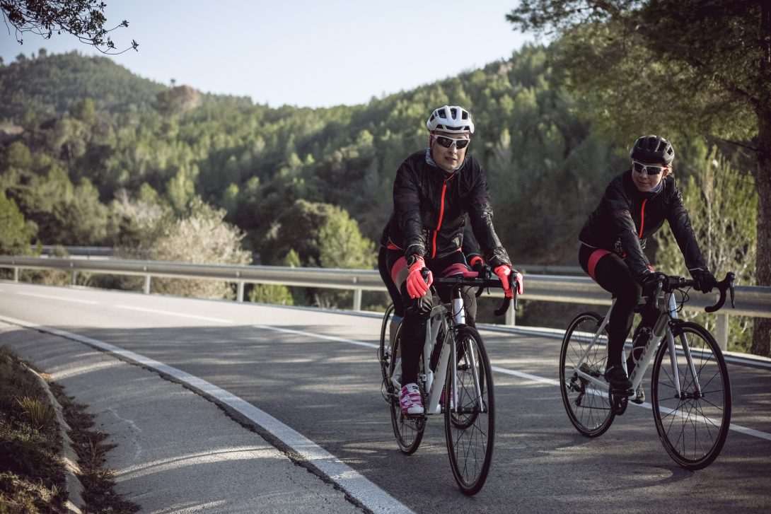 Daniela Schicchi pedala in Spagna sulla bici Ultra Endurance Woman di Btwin