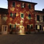 Cascina Caremma esterno con le luci di San Valentino