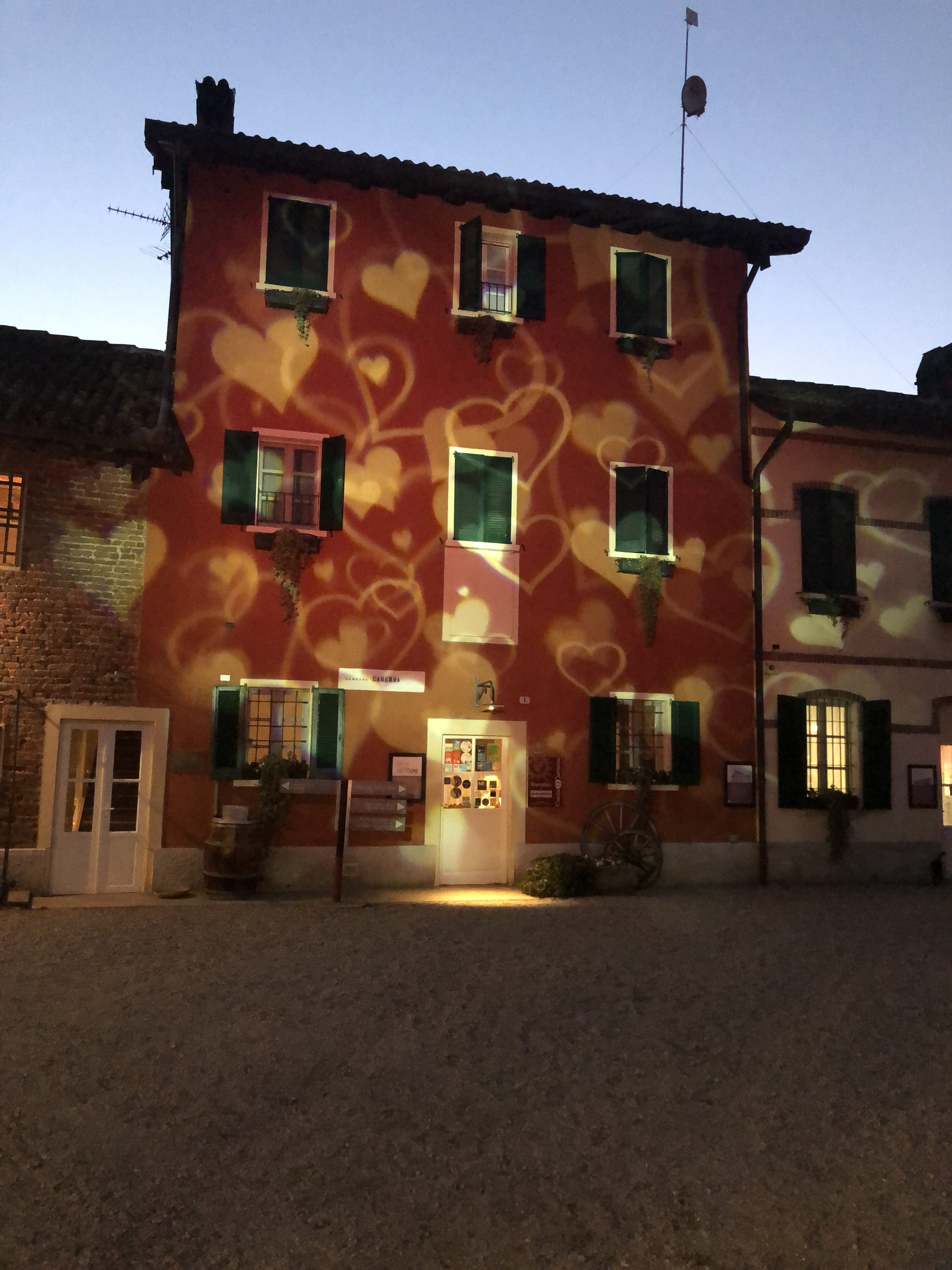 Cascina Caremma esterno con le luci di San Valentino
