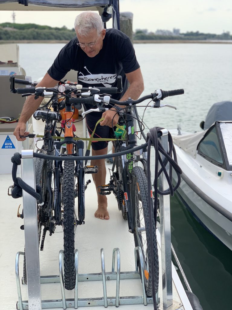 La barca di Somewhere Tours trasporta bici e passeggeri lungo la laguna di Marano